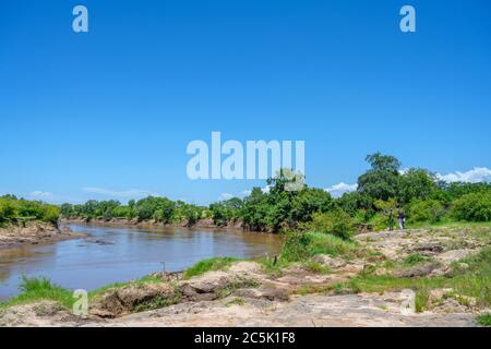 Touristes et rangeurs de parc regardant les hippopotames dans la rivière Mara, Triangle Mara, réserve nationale de Masai Mara, Kenya, Afrique de l'est Banque D'Images