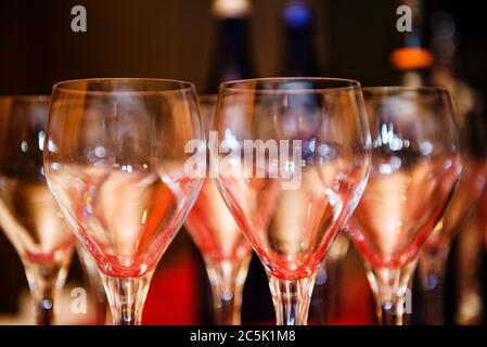 Vider les verres à vin prêts à être remplis lors d'un événement Banque D'Images