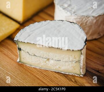 Fromage Morbier, fromage de lait de vache semi-tendre servi Banque D'Images