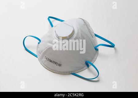 Masque blanc FFP2, N95 sur une table blanche. Banque D'Images