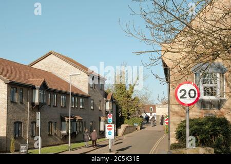 Vue détaillée d'un panneau de limite de vitesse de la route britannique de 20 km/h vu près d'un centre-ville. La faible vitesse est due à des zones résidentielles et à de nombreux piétons. Banque D'Images