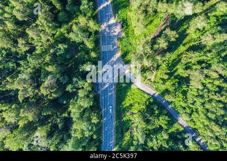 Vue aérienne sur les drones de la forêt verte. Route en forêt par dessus. Banque D'Images