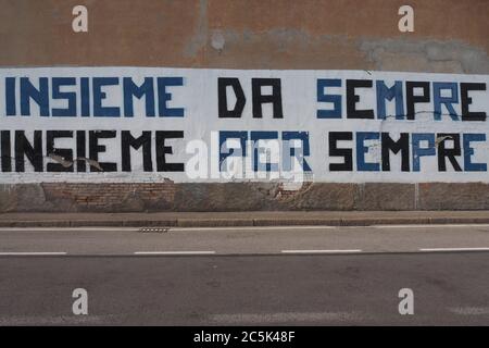 Série UN match de ligue de football entre Atalanta et Naples. Les équipes arrivent au stade dans des bus escortés par la police. Banque D'Images