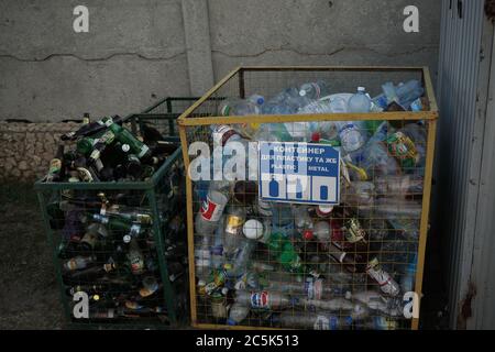 Bouteilles en plastique et en verre dans des poubelles. Tri et recyclage des déchets. Août 2018, Odessa, Ukraine Banque D'Images