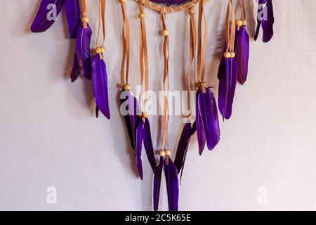 Gros plan dreamcatcher moderne avec plumes violettes. Fond blanc. Banque D'Images