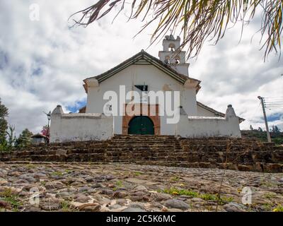 Façade détériorée de l'église de Chiquiza, ville et commune de la province centrale de Boyacá, qui fait partie du département colombien de Boyacá en t. Banque D'Images