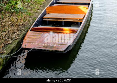 Grande Punt en bois vue amarré sur une rivière de Cambridge, près des célèbres universités. Utilisé pour les voyages de punting public pendant les mois les plus chauds. Banque D'Images