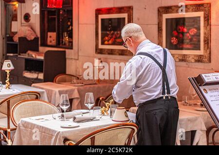 Le serveur prépare la table Banque D'Images