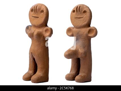 Figurines anciennes mâles et femelles en argile des îles Canaries isolées sur fond blanc Banque D'Images