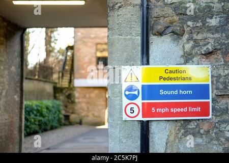 Panneau de signalisation installé à l'entrée d'un tarif de passage dangereux situé dans un centre-ville. Les conducteurs sont invités à faire retentir l'avertisseur sonore. Banque D'Images