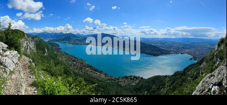 Vue panoramique, vue sur le lac d'Annecy (Alpes françaises) en été. Banque D'Images