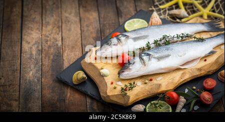 Poisson frais de mer cru sur la table en bois Banque D'Images