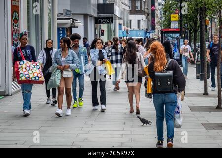 Les acheteurs retournent à Oxford Street, Londres, après que le blocage du coronavirus a été levé Banque D'Images