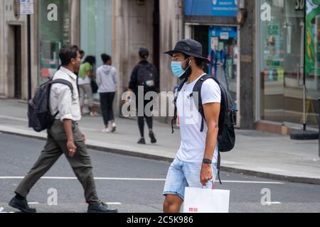 Les acheteurs retournent à Oxford Street, Londres, après que le blocage du coronavirus a été levé Banque D'Images