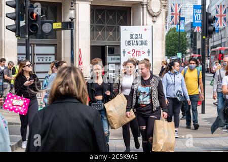 Les acheteurs retournent à Oxford Street, Londres, après que le blocage du coronavirus a été levé Banque D'Images