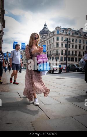 Les acheteurs retournent à Oxford Street, Londres, après que le blocage du coronavirus a été levé Banque D'Images