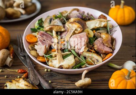 Champignons, porc et légumes frits faits maison dans l'assiette Banque D'Images