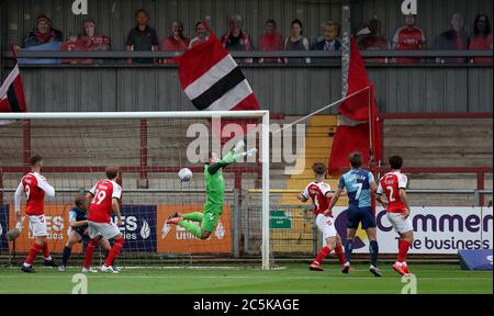 Alex Cairns de Fleetwood Town ne parvient pas à sauver un coin de Wycombe Wanderers Joe Jacobson (non représenté) pendant le match de la première jambe de la Sky Bet League One demi-finale au stade Highbury, Fleetwood. Banque D'Images