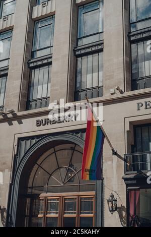Londres, Royaume-Uni - 13 juin 2020 : drapeau arc-en-ciel devant le Burberry Store à Regent Street, une rue commerçante importante dans le West End de Londres, Royaume-Uni, sur une somme Banque D'Images