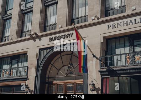 Londres, Royaume-Uni - 13 juin 2020 : drapeau arc-en-ciel devant le Burberry Store à Regent Street, une rue commerçante importante dans le West End de Londres, Royaume-Uni, sur une somme Banque D'Images