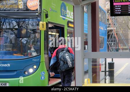 Un chauffeur de bus a été vu à bord d'un bus intelligent situé dans le centre-ville de Cambridge. Les conducteurs sont sur le point de changer de quart avant un départ le week-end. Banque D'Images