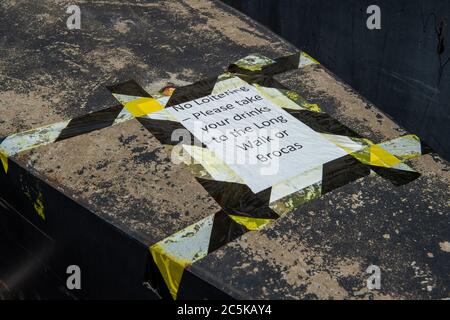 Windsor, Berkshire, Royaume-Uni. 3 juillet 2020. Un panneau sans signe de déroiement sur les barrières de sécurité de la ville à l'extérieur de la Corner Ale et de la maison de cidre à Windsor, Berkshire, alors qu'ils se préparent à rouvrir leur pub demain le 4 juillet 2020 après la détente dans le coronavirus Covid-19 règles. Windsor devrait être très occupé demain, car les pubs rouvriront le Super Saturday et le Independence Day. Crédit : Maureen McLean/Alay Banque D'Images