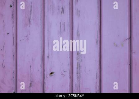 Retour aux années 70 : arrière-plan en bois de planches verticales de couleur violet. Couleurs rétro gaies des années 70. Banque D'Images