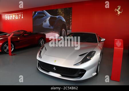 Scarperia (Florence), Italie - Mars 2018 : voitures Ferrari exposées dans le paddock Mugello. Banque D'Images