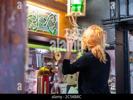 Eton, Windsor, Berkshire, Royaume-Uni. 3 juillet 2020. Le personnel du pub Watermans Arms à Eton, Windsor, Berkshire, s'apprêtaient à le préparer pour sa réouverture demain, suite à l'assouplissement des règles de confinement du coronavirus. Crédit : Maureen McLean/Alay Banque D'Images