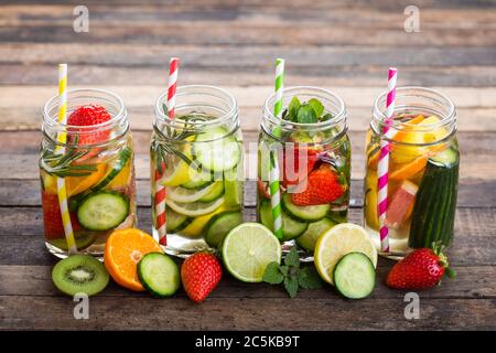 Eau de détox fraîche avec fruits frais, légumes et herbes dans le verre Banque D'Images