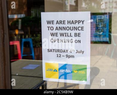 Eton, Windsor, Berkshire, Royaume-Uni. 3 juillet 2020. Le personnel du pub Watermans Arms à Eton, Windsor, Berkshire, s'apprêtaient à le préparer pour sa réouverture demain, suite à l'assouplissement des règles de confinement du coronavirus. Crédit : Maureen McLean/Alay Banque D'Images