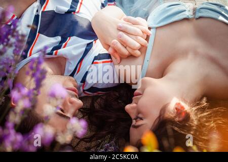 Nous avons aimé les gens dans un champ de lavande, un homme et une femme s'aiment, un espace vide pour le texte. Abstraction de l'amour, du bonheur, de l'amour, de la jeunesse, de la fille et du gu Banque D'Images