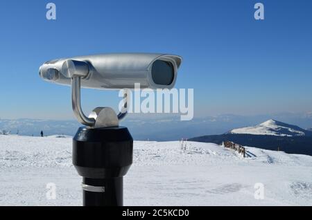 Spyglass dans un environnement enneigé, sur le sommet de la montagne, station de ski sur Kopaonik, Serbie Banque D'Images
