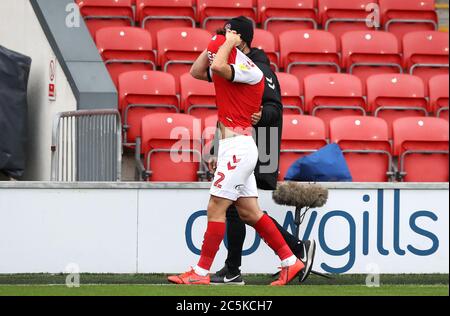 Lewie Coyle de Fleetwood Town semble abattu après avoir reçu une carte rouge lors du match de demi-finale de la première jambe de la Sky Bet League One au stade Highbury, Fleetwood. Banque D'Images