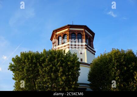 L'ancien 'Schlossturm' de Burgplatz dans la vieille ville, entouré de vieux arbres. Il appartenait autrefois à un château qui fut détruit en 1872. Banque D'Images