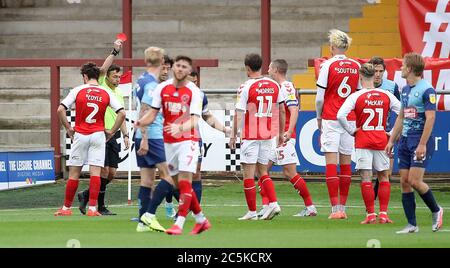 Lewie Coyle de Fleetwood Town (à gauche) reçoit une carte rouge et est envoyée lors du match de la demi-finale de la première jambe de la Sky Bet League One au stade Highbury, Fleetwood. Banque D'Images