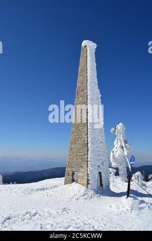 Pyramide de pierre gelée, panneau d'antenne et de piste de ski sur le sommet le plus élevé de Kopaonik, le sommet de Pancic, Serbie Banque D'Images