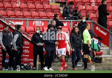 Lewie Coyle de Fleetwood Town a été accueilli par le directeur Joie barton après avoir reçu une carte rouge lors du match de demi-finale de la première jambe de la Sky Bet League One au stade Highbury, Fleetwood. Banque D'Images