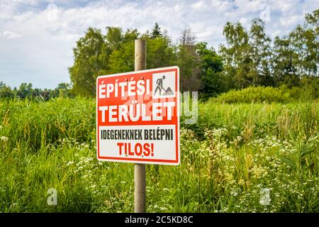 Panneau 'Építési terület, Idegeneknek belépni tilos' - 'zone de construction personnel autorisé uniquement', Hongrie Banque D'Images