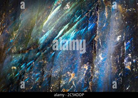 Gros plan d'une pierre bleue colorée. J'ai utilisé un éclairage spécial pour faire ressortir les couleurs irisées magiques et sous l'eau comme le lustre. Banque D'Images