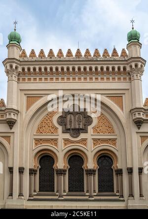 PRAGUE, RÉPUBLIQUE TCHÈQUE - 19 JUILLET 2019 : vue extérieure du musée de la synagogue espagnole (Španělská synagoga) construit dans un style mauresque de style révial Banque D'Images