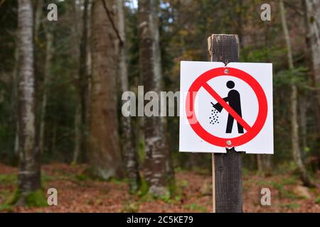 Panneau de littering interdit dans la forêt, veuillez garder l'environnement de la pollution Banque D'Images