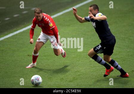 Aiden McGeady (à gauche) de Charlton Athletic et Murray Wallace de Millwall se battent pour le ballon lors du match de championnat Sky Bet à la Valley, Londres. Banque D'Images