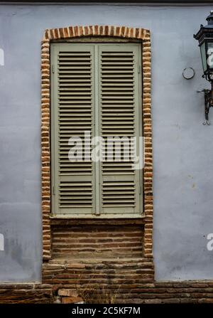 Fenêtre et murs dans le vieux Sighnaghi, Voyage autour de la Géorgie Banque D'Images