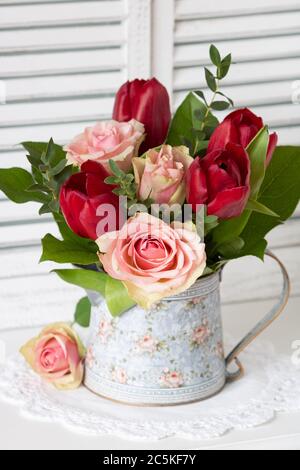 bouquet de roses et tulipes dans vase vintage Banque D'Images