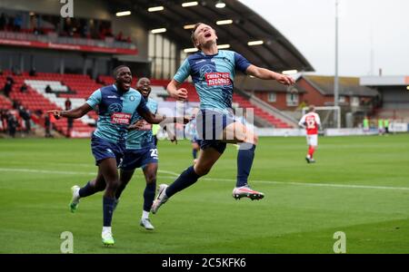 Wycombe Wanderers Alex Samuel célèbre le quatrième but de son côté du jeu lors du match de demi-finale de la première jambe de la Sky Bet League One au stade Highbury, Fleetwood. Banque D'Images