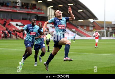 Wycombe Wanderers Alex Samuel célèbre le quatrième but de son côté du jeu lors du match de demi-finale de la première jambe de la Sky Bet League One au stade Highbury, Fleetwood. Banque D'Images