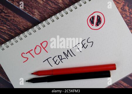 Stop termites écrire sur un livre isolé table en bois. Banque D'Images