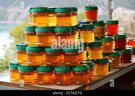 Des pots de miel naturel sont empilés dans un petit village de la campagne de Géorgie Banque D'Images