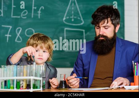 Journée du savoir, vacances de septembre. Connaissances de base en chimie. Jouez avec des liquides. Professeur et laboratoire de chimie de garçon. Étudier la chimie et la biologie. Exemple personnel inspirant. Connaissances scolaires. Banque D'Images